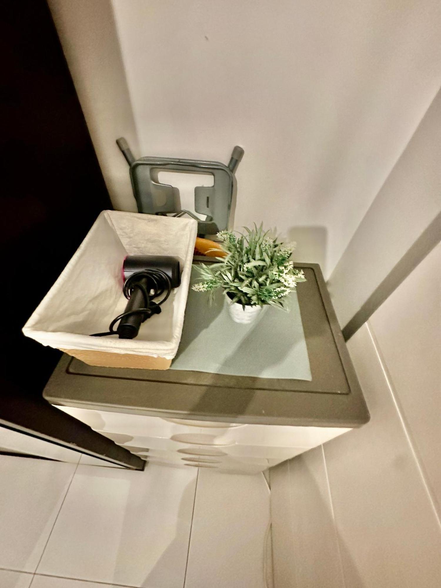 One Bedroom Apartment With Netflix At Greenbelt Makati مانيلا المظهر الخارجي الصورة